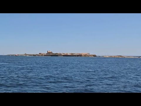 Conociendo Tabarca: Una isla. Un viaje en barco. Una excursión con música relajante.